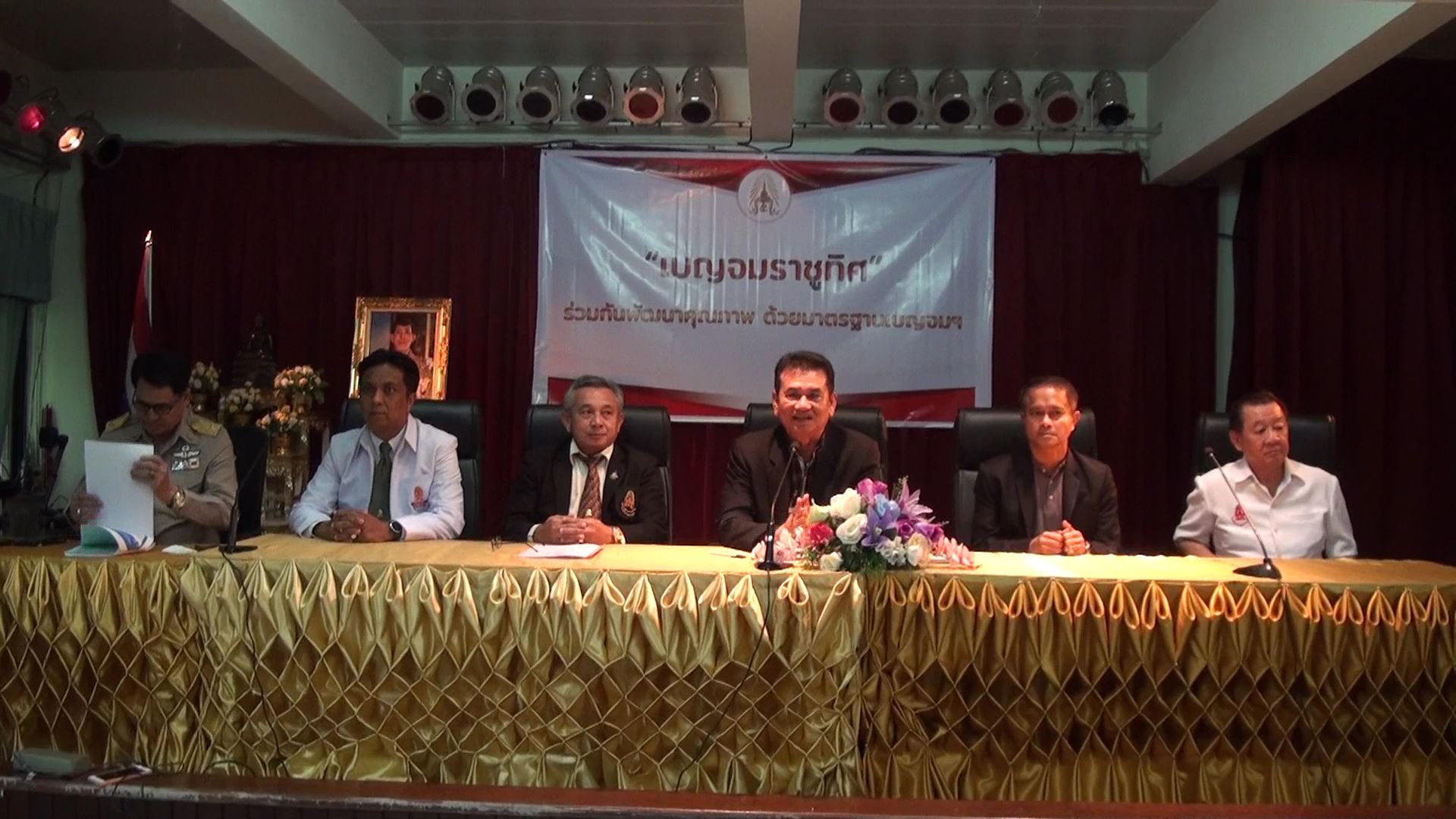 ผอ.รร.เบญจมราชูทิศนครศรีฯ  แจงกรณีนร.ชู3นิ้วถวายบังคมวันปิยะมหาราช