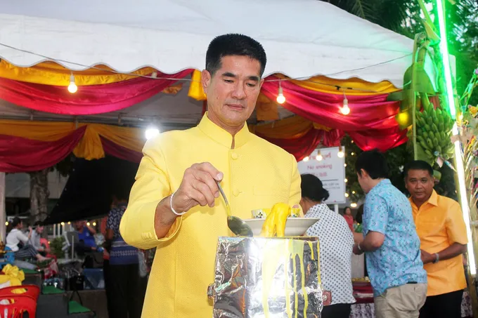 ทม.หัวหินเปิดงานประเพณีแห่เทียนพรรษาท่ามกลางพุทธศาสนิกชนจำนวนมากร่วมบุญ 