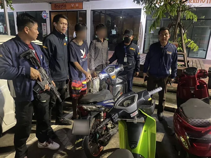 รวบสองโจ๋สาย3 นำปืนดัดแปลงลำกล้องมาส่งในปั๊มน้ำมันเพื่อนที่มาด้วยเผ่นป่าราบ
