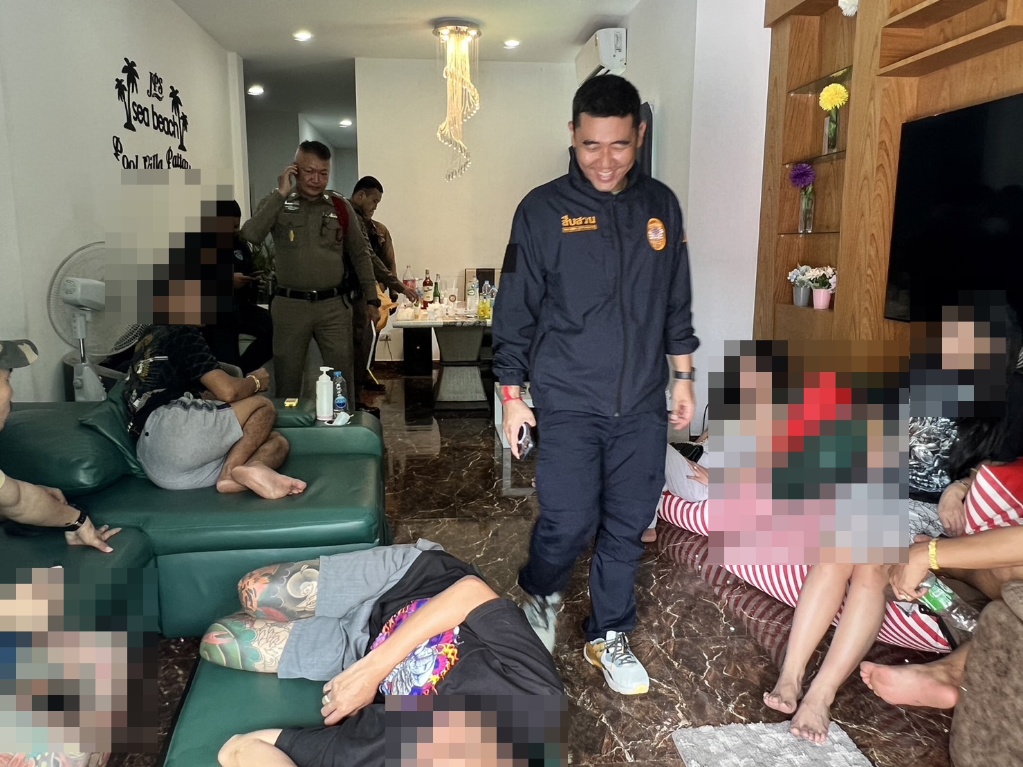 ตำรวจพัทยาบุกค้นพลูวิลล่าเจอปืน 5 กระบอกได้อย่างรวดเร็วหลังรับแจ้งเหตุมีการยิงปืนเกิดขึ้น     