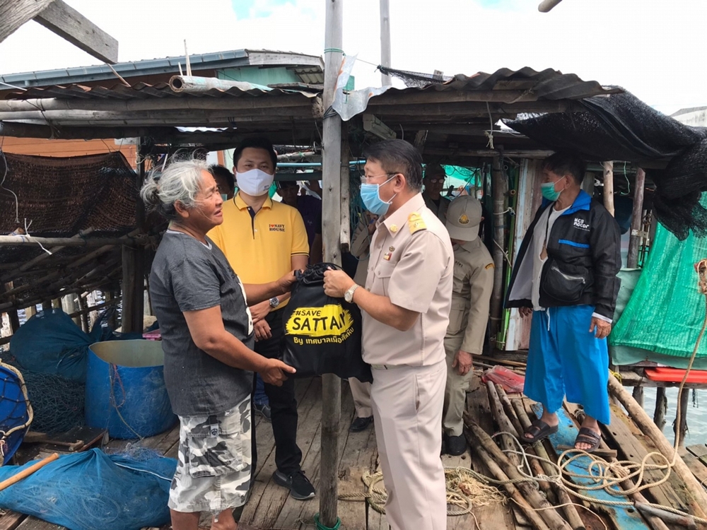 ฤทธิ์พายุโนอึลซัดบ้านชายทะเลพัง นายกเมืองสัตหีบรุดช่วยเหลือ