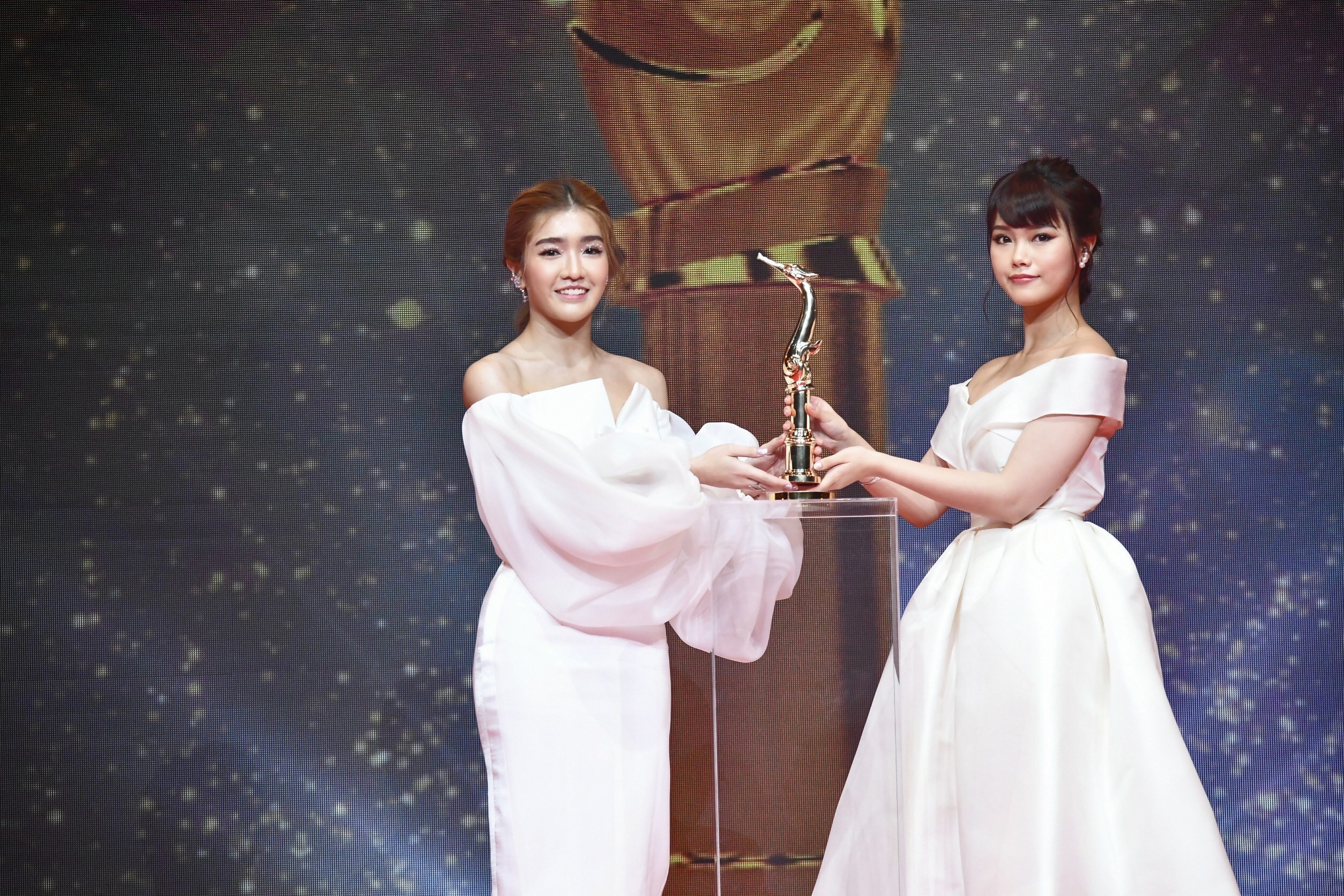 สุดปลื้ม! "มิวสิค BNK48" คว้าสุพรรณหงส์ - "Where We Be Long" กวาดรวด 6 รางวัล