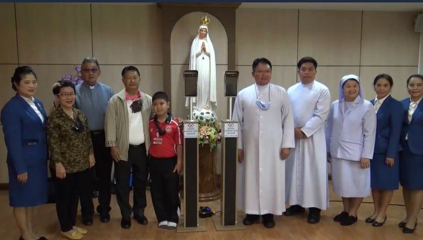ลูกชายร่วมกับพ่อทุบกระปุกออมสินซื้อเครื่องวัดอุณหภูมิป้องโควิด