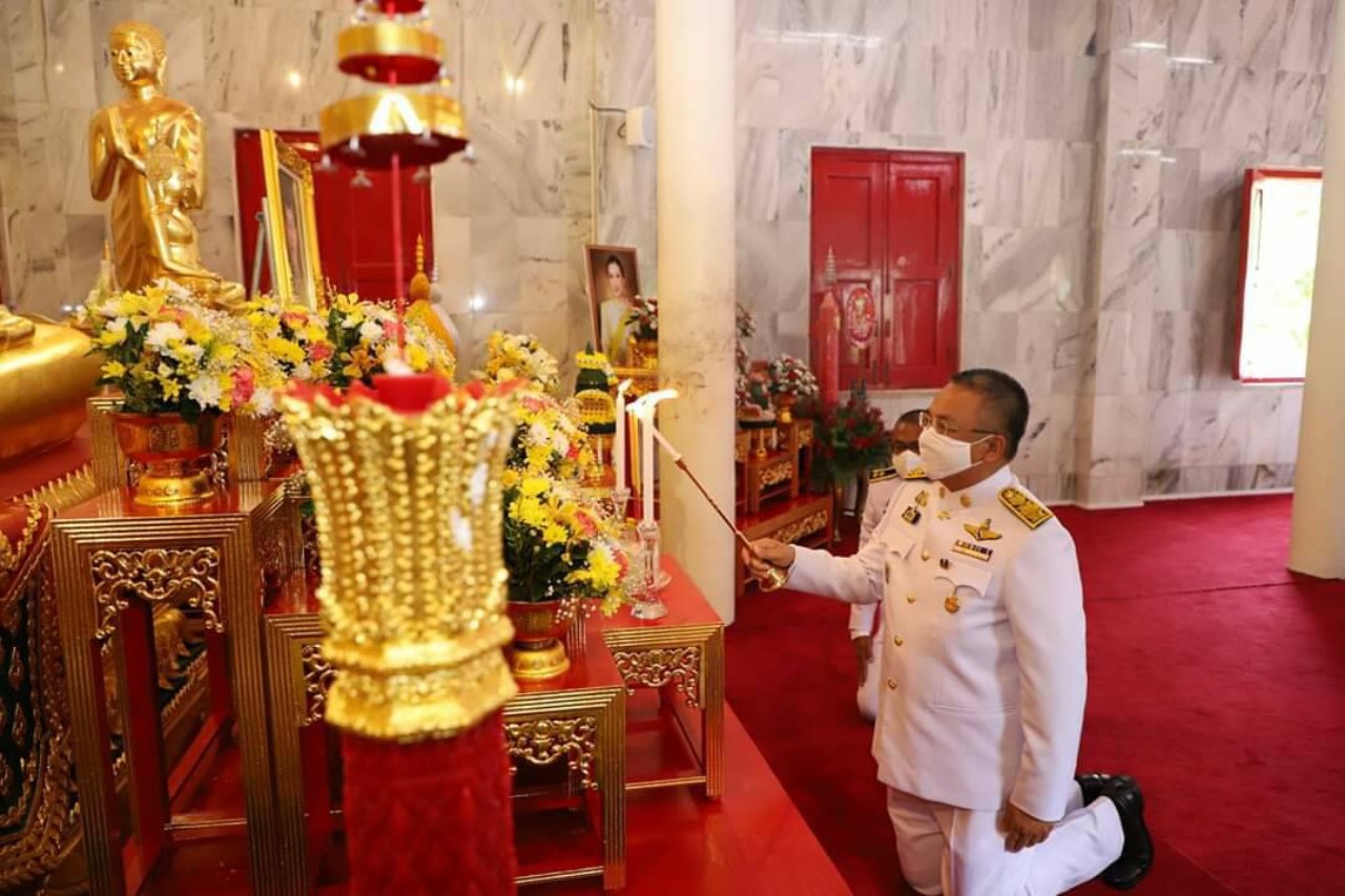ผวจ.สุราษฎร์ธานีถวายเทียนพรรษาพระราชทาน
