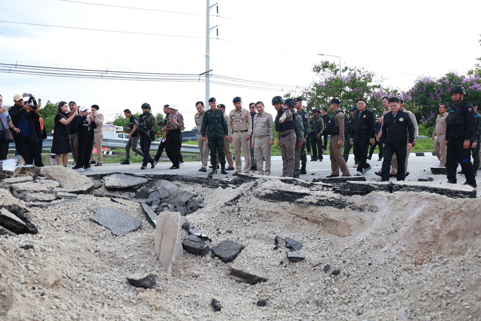 แม่ทัพภาคที่ 4 พร้อมปลัด มท. ลงพื้นที่นราธิวาส ตรวจจุดบึ้มตากใบ เยี่ยมผู้บาดเจ็บ-มอบเงินเยียวยา 