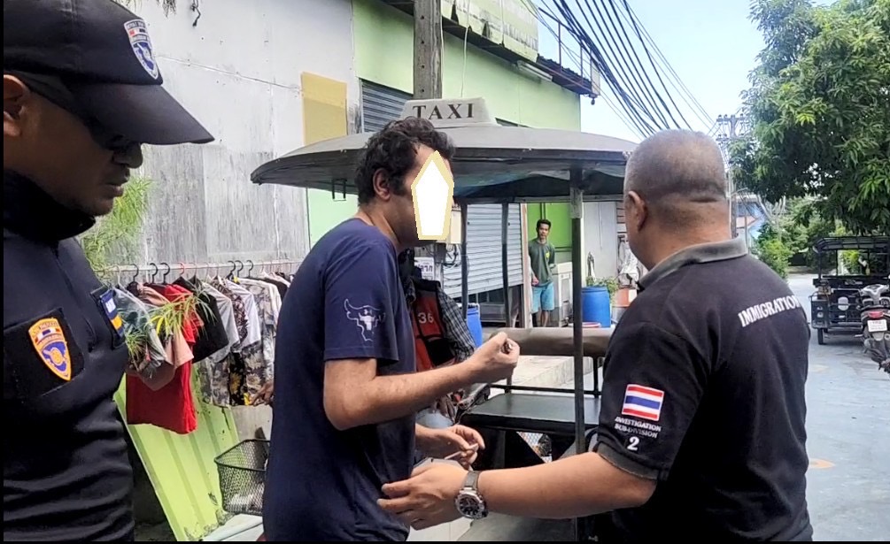 ตม.สตูล ตรวจค้นเกาะหลีเป๊ะ รวบชายชาวอเมริกัน ลอบอยู่ในไทยไม่ได้รับอนุญาต
