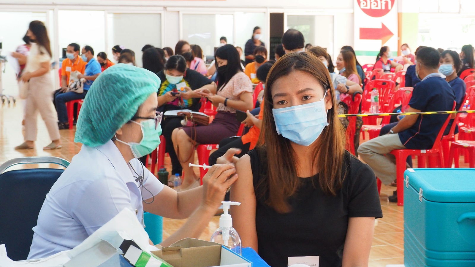 ครู – บุคลากรทางการศึกษา อ.เชียงคำ ตบเท้าฉีดแอสตราฯ สร้างความมั่นใจให้เด็ก-ผปค.ก่อนเปิดเรียน