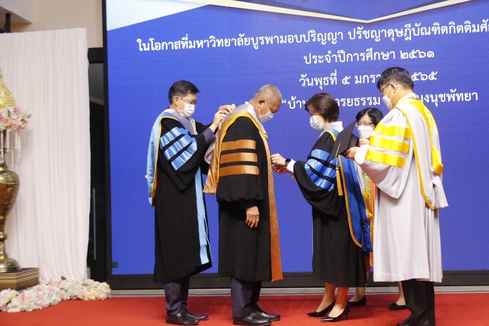 ประธานสวนนงนุชพัทยารับมอบครุย  ปริญญากิตติมศักดิ์ สาขาวิชาการจัดการ ม.บูรพา