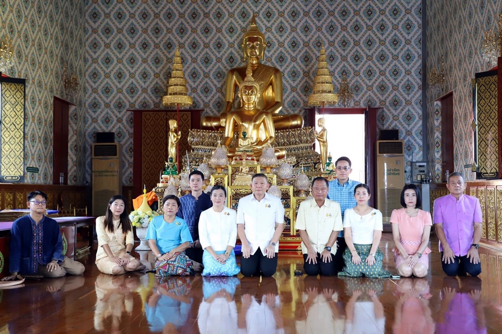 ผู้ว่าฯอ่างทอง สักการะสิ่งศักดิ์สิทธิ์ประจำจังหวัด เนื่องในงานมหกรรมของดีเมืองอ่างทอง และงานกาชาดประจำปี 2567  