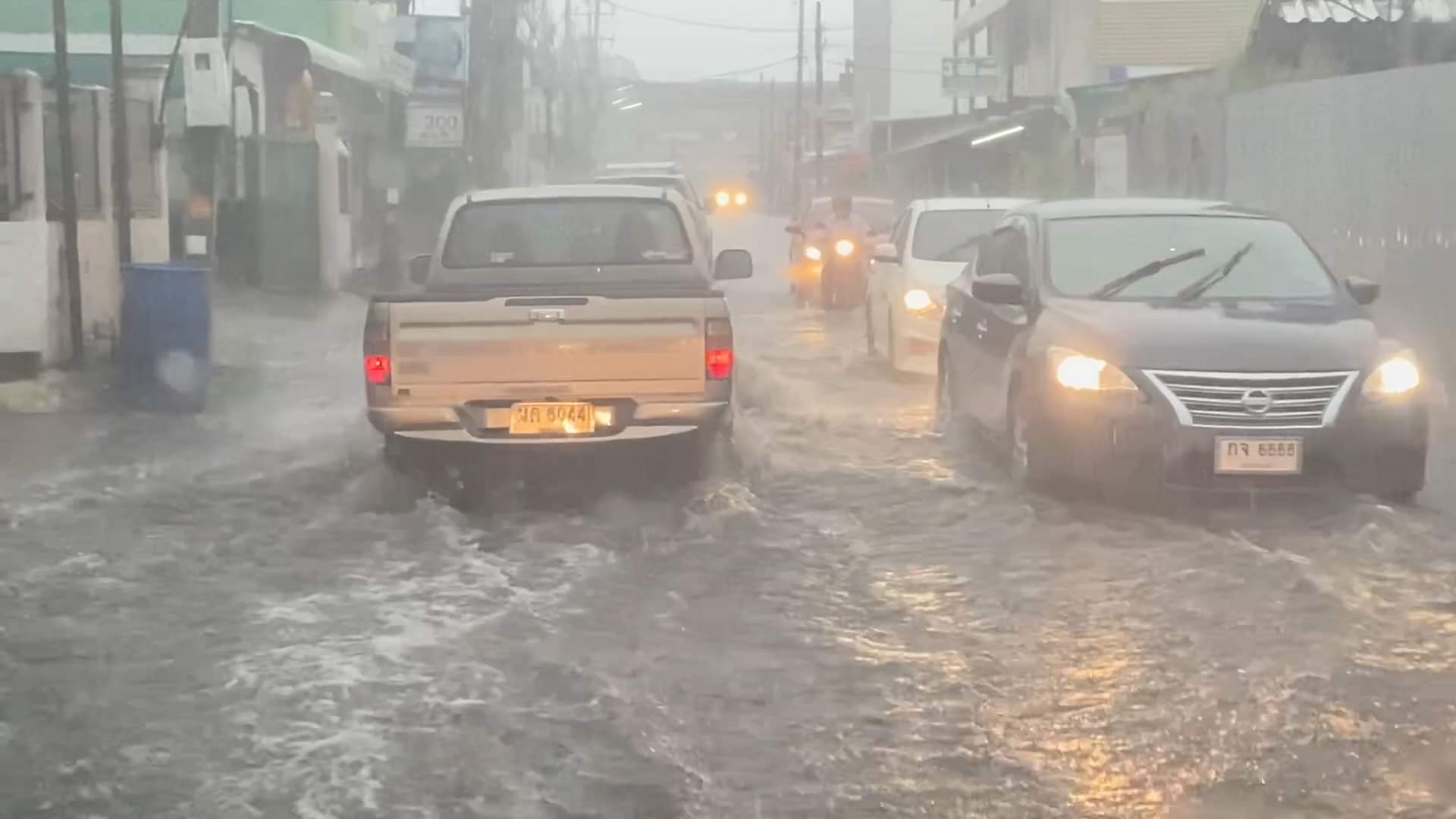 ฝนตกถล่มขอนแก่น  น้ำท่วมขังถนนหลายสาย ผู้ว่าฯ เตือนหลีกเลี่ยงการขับขี่รถ โดยเฉพาะเส้นทางที่เป็นจุดน้ำท่วมซ้ำซาก