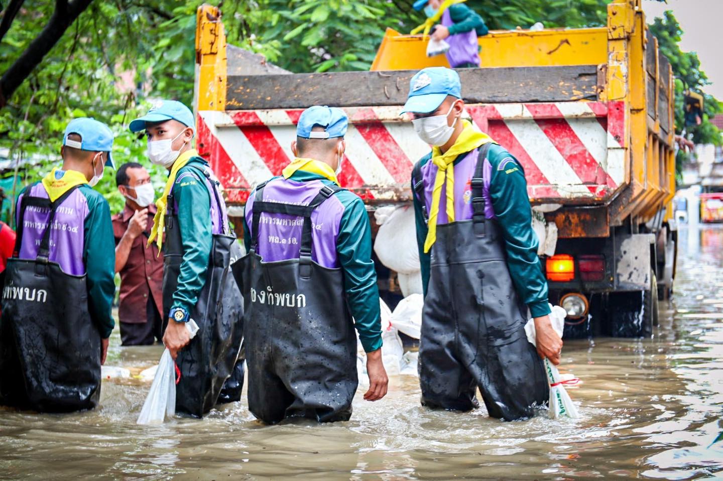 ผบ.ทบ.พร้อมส่งทหารหนุนการทำงานของ กทม.หลังฝนถล่มกรุง