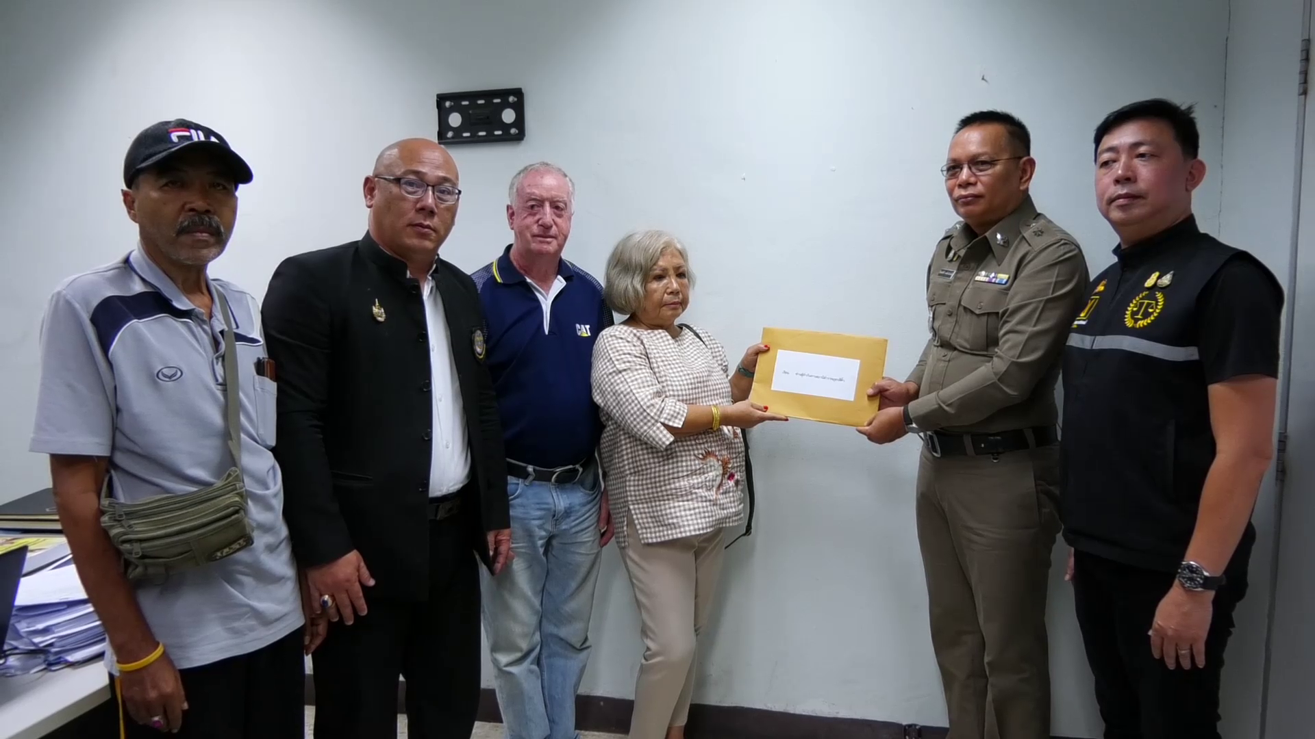 ทนายพาสองสามีภรรยา ชาวออสเตรเลีย แจ้งความเอาผิด บุคคลนิรนาม บุกรุกที่พักอาศัย