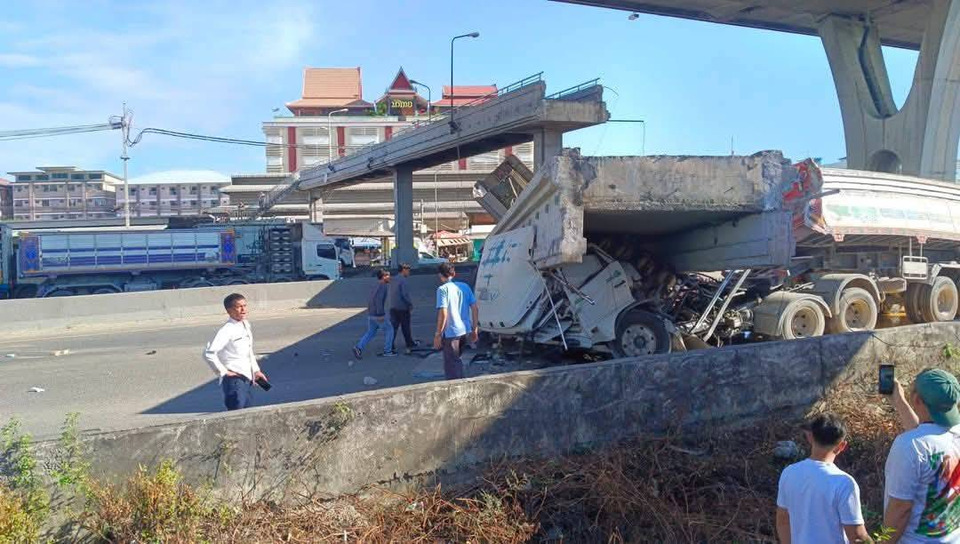 สะพานลอยถล่มทับรถบรรทุก-กระบะ ล่าสุดเสียชีวิตแล้ว 2 เจ็บ 1