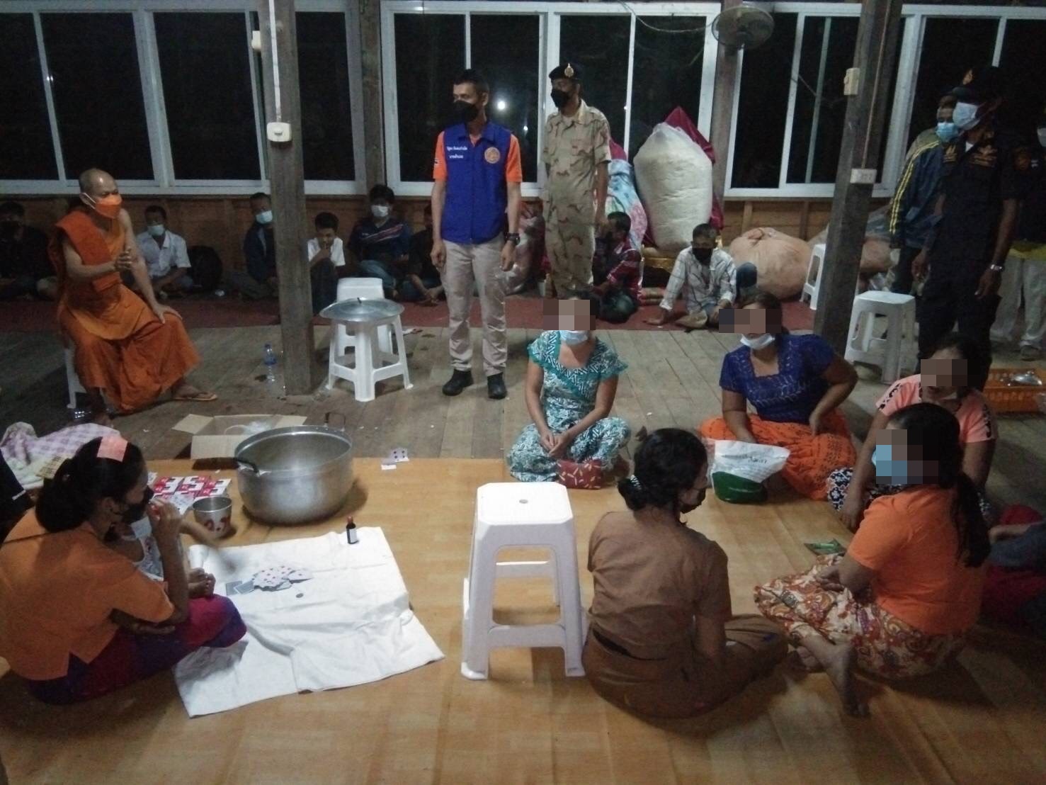 นายอำเภอพุนพินนำกำลังจับแรงงานต่างด้าวมั่วสุมเล่นการพนันคาวัด