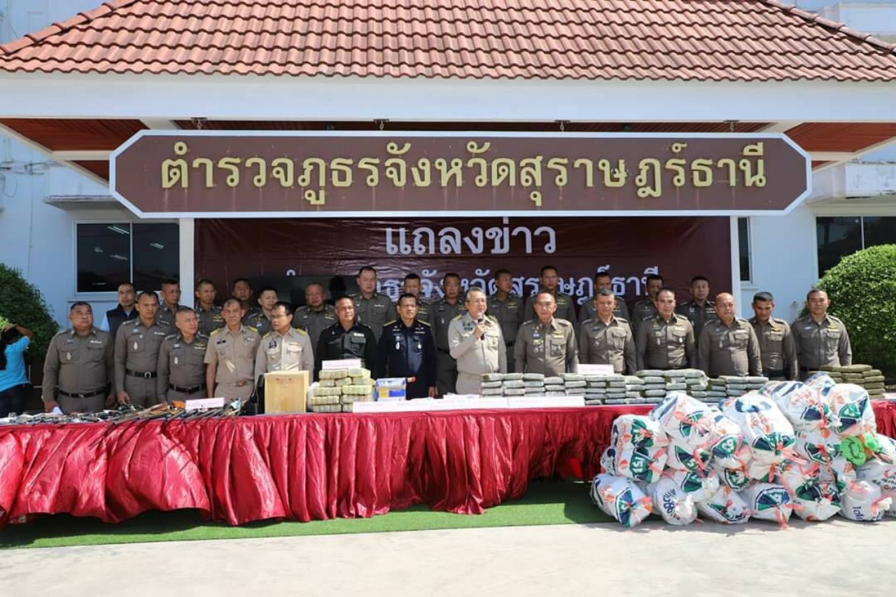 ตำรวจภูธรจังหวัดสุราษฎร์ธานีแถลงผลการกวาดล้างเครือข่ายยาเสพติดและสิ่งผิดกฎหมายตามนโยบายผู้ว่าราชการจังหวัดและสำนักงานตำรวจแห่งชาติ