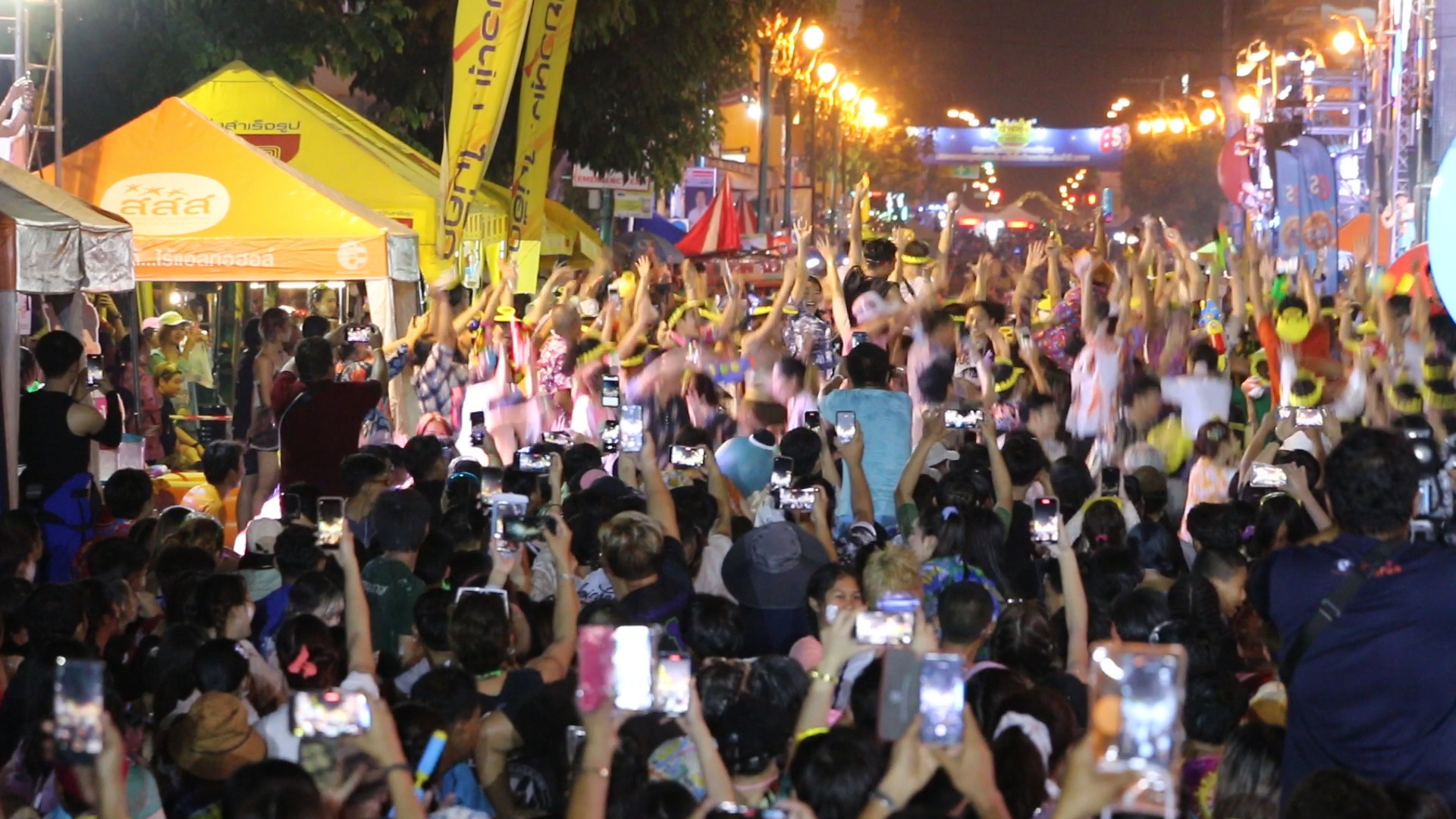 ถนนข้าวเหนียวขอนแก่นสุดคึก นักท่องเที่ยว 108,000 คน ร่วมเล่นคลื่นมนุษย์ไร้แอลกอฮอล์ที่เดียวในไทย