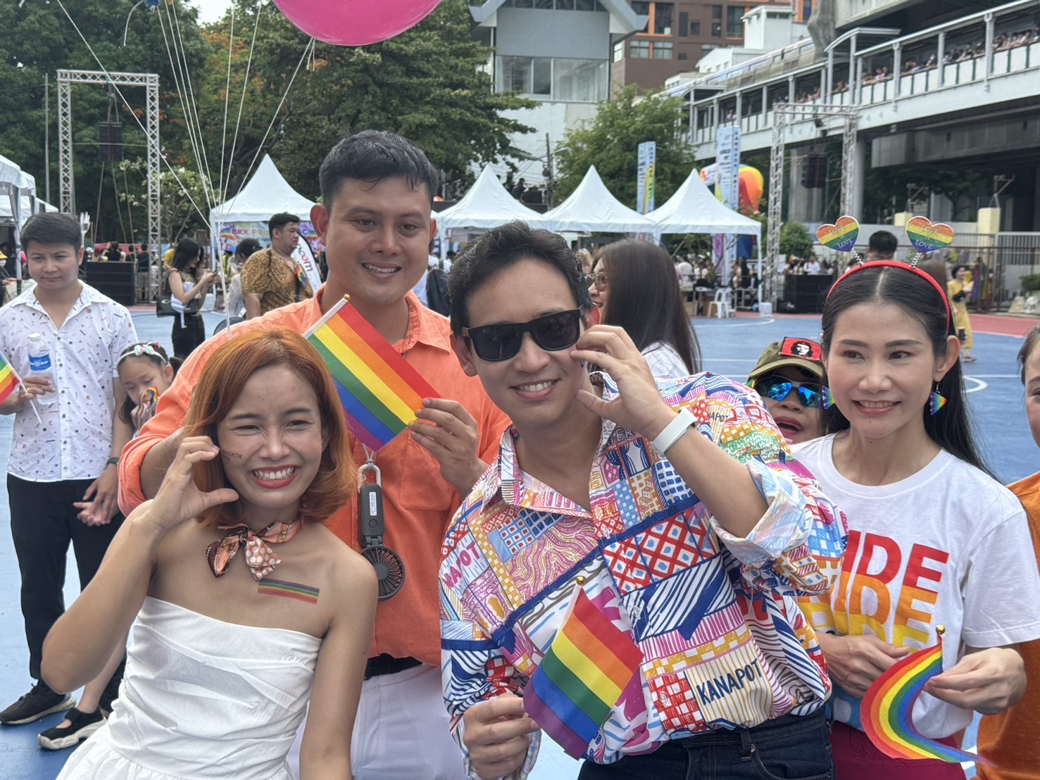 “พิธา” นําส.ส.ก้าวไกล ร่วมงาน Bangkok Pride Festival ชี้เป็นเรื่องดี รบ.หนุน “สมรสเท่าเทียม-คำนำหน้าชื่อ”