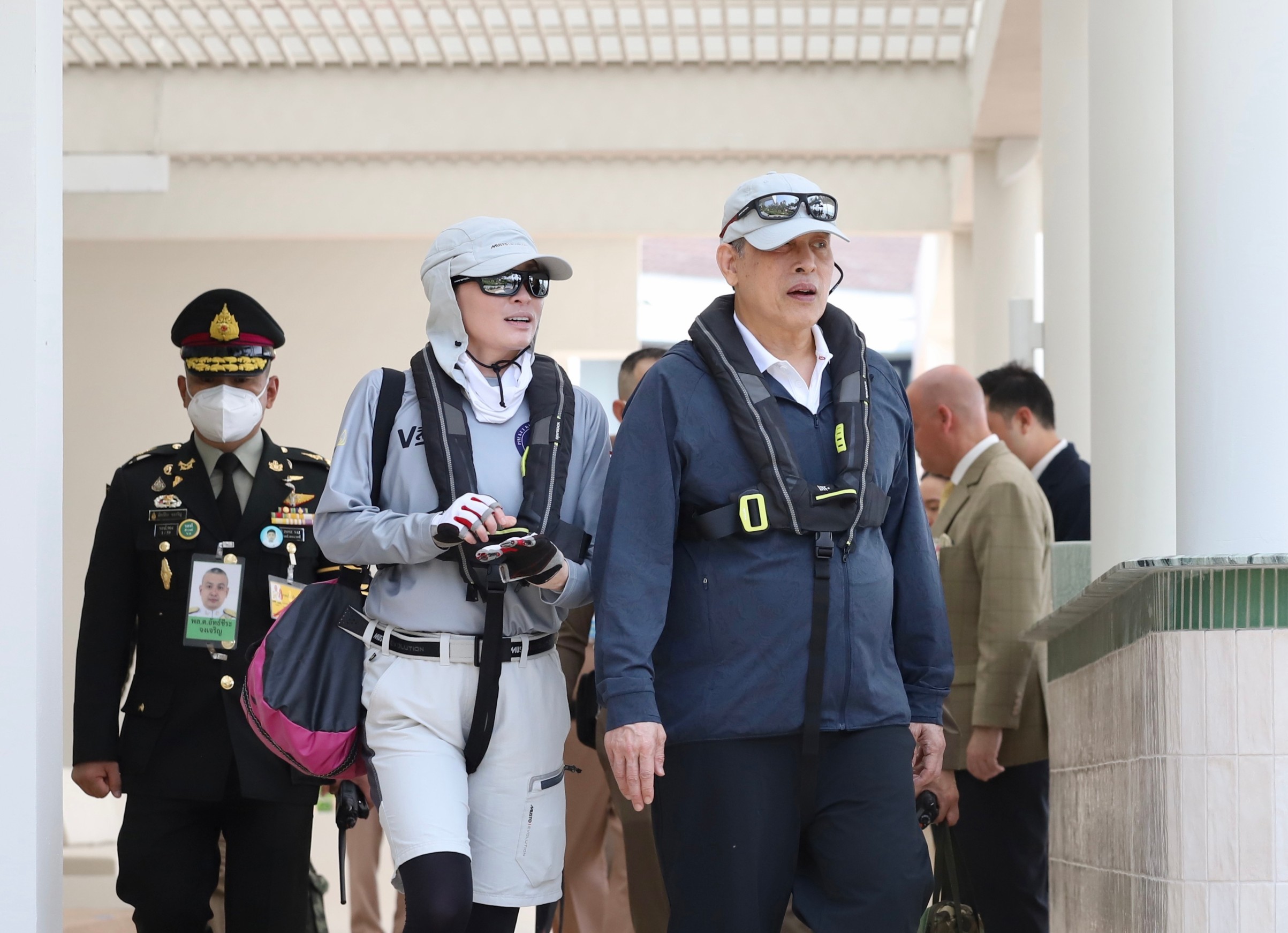 ‘ในหลวง’ ทอดพระเนตร ‘พระราชินี’ ทรงร่วมแข่งขันเรือใบข้ามอ่าว เส้นทางชะอำ-อ่าวเตยงาม