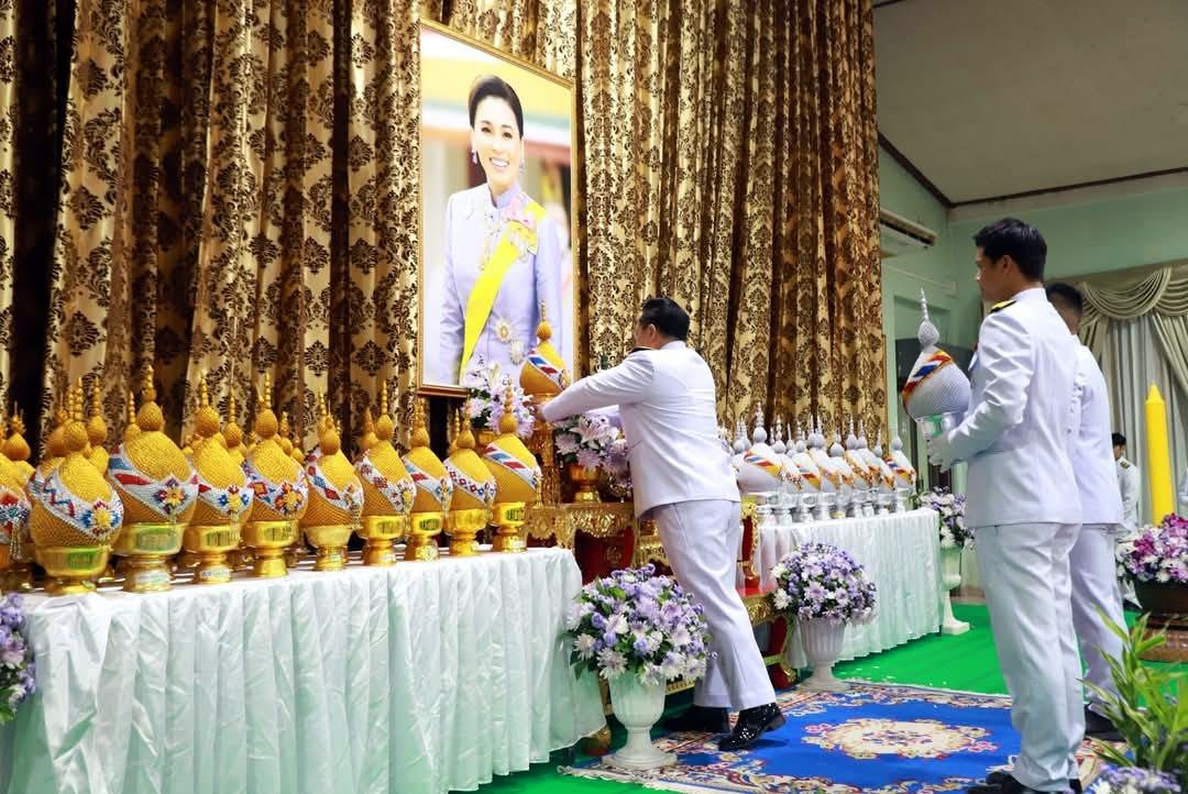 พสกนิกรชาวอ่างทอง ร่วมจุดเทียนถวายพระพรชัยมงคล "สมเด็จพระนางเจ้าฯ พระบรมราชินี" 