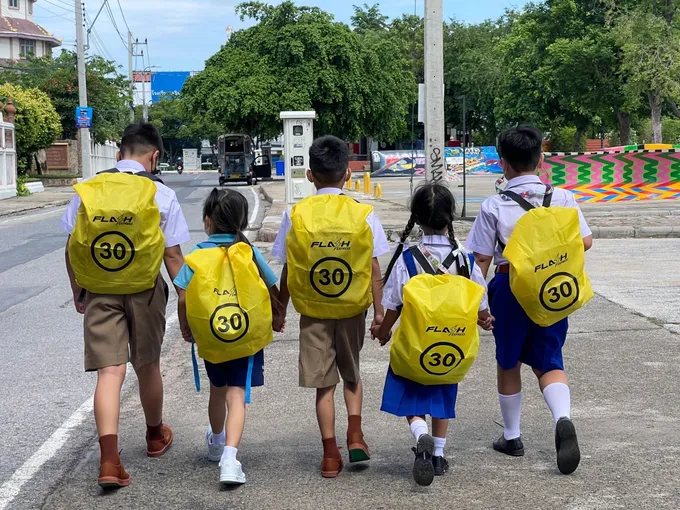 แฟลช ผุด "Flash Safety Bag, Safety Zone" ถุงคลุมกระเป๋าระบุตัวเลขจำกัดความเร็วรถ ส่งมอบเฟสแรก 100 ร.ร. 5 ภูมิภาค