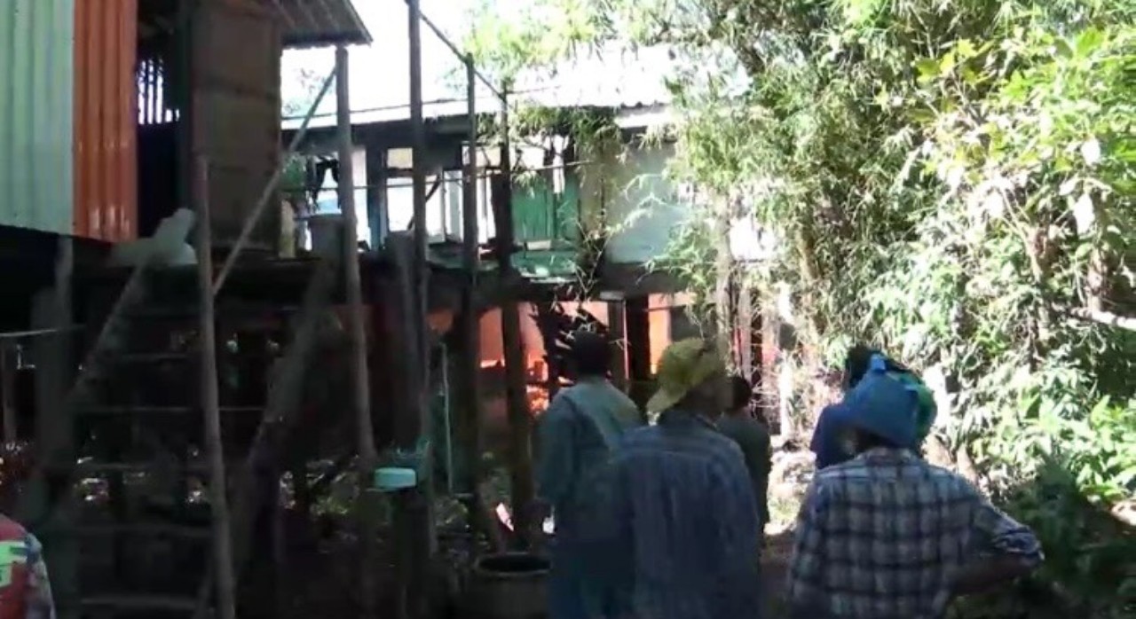 ไฟไหม้บ้านเรือนเขตชุมชนแออัดวอด 2 หลัง คาดเสียบปลั๊กพัดลมทิ้งไว้