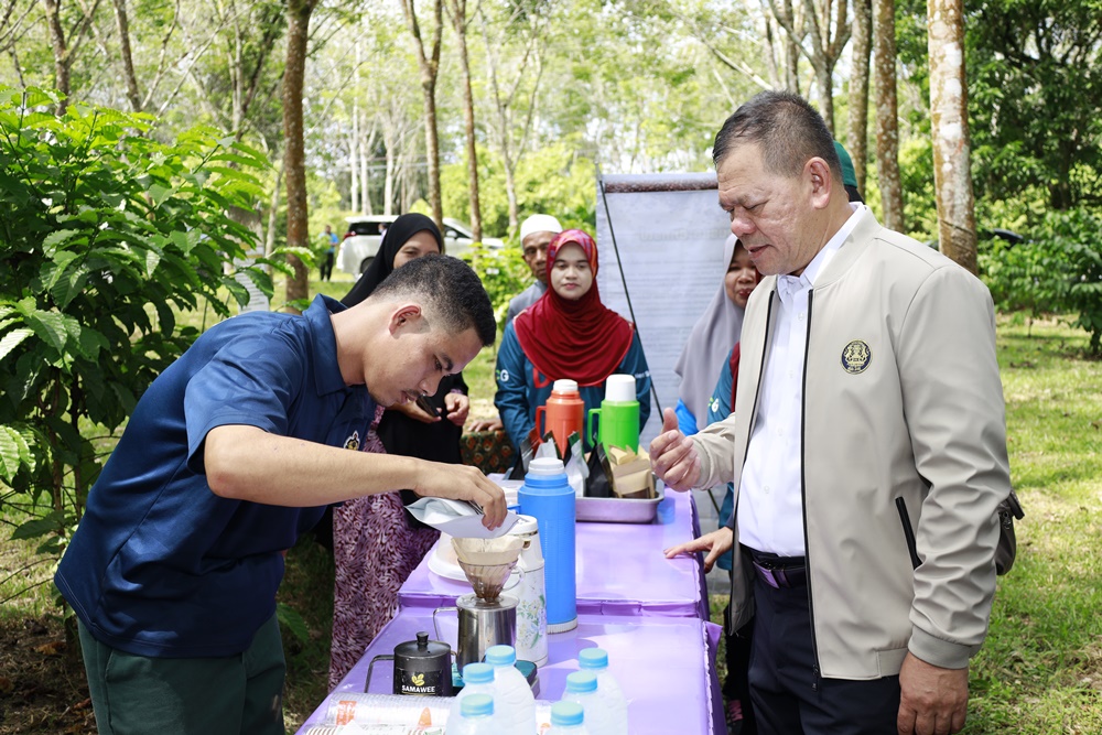 เลขาธิการ ศอ.บต. เล็งขยายชุมชนปลูกกาแฟในสวนผสมผสาน สร้างอัตลักษณ์เฉพาะถิ่นชายแดนใต้