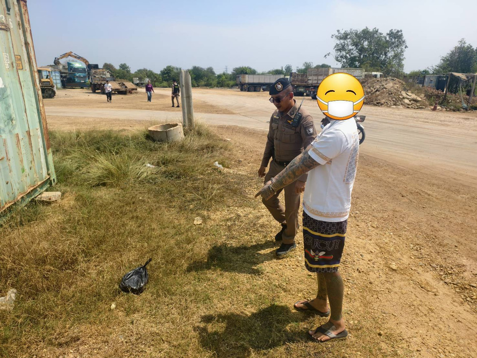 ตั้งด่านตรวจจราจร เจอของกลางเกือบหมื่นเม็ด! รวบหนุ่มโยนยาบ้าทิ้งหนีไม่รอด