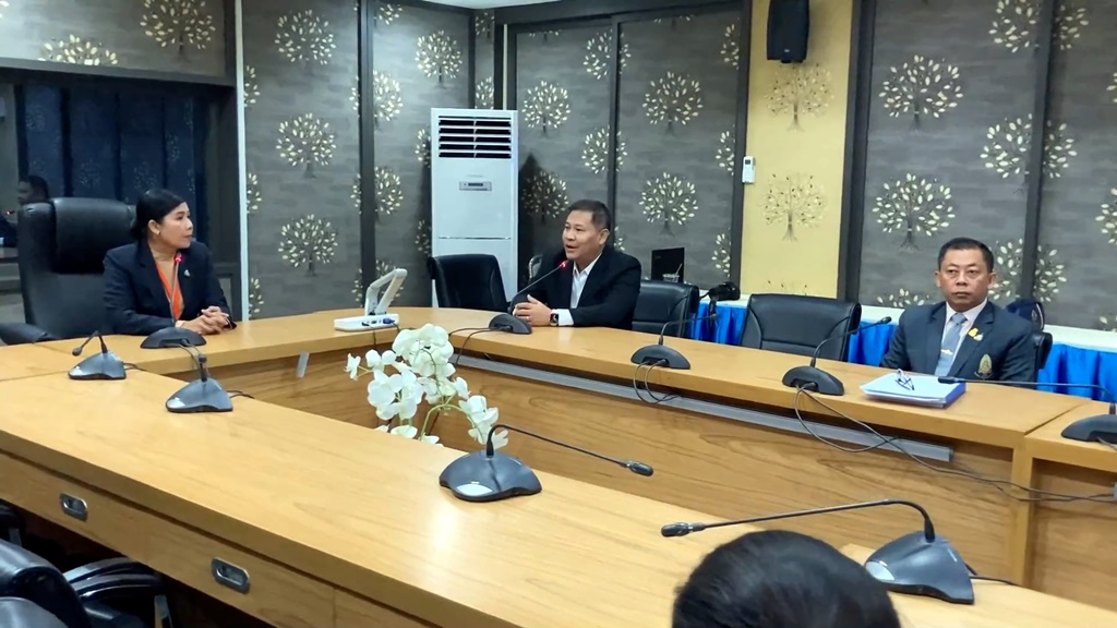 ค้างค่าเทอม! โรงเรียนดังปฏิเสธให้ใบจบ ที่ปรึกษาอาชีวะควักเงินส่วนตัวช่วยเด็ก 
