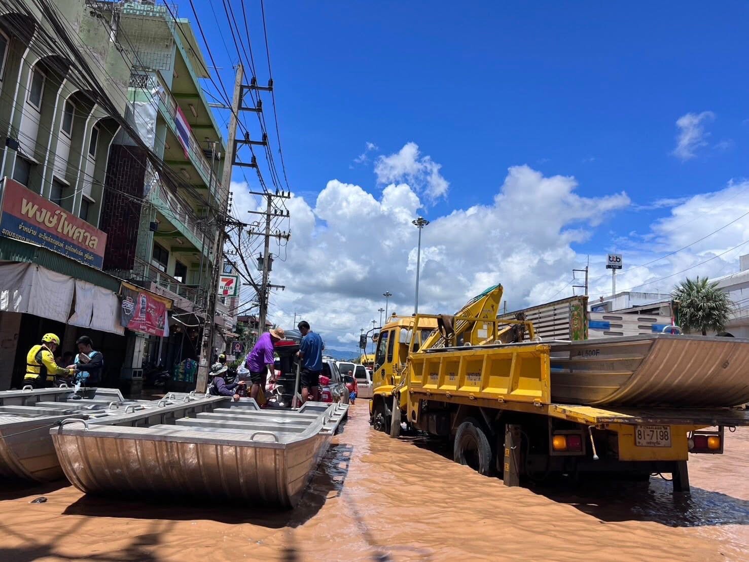 อบจ.เพชรบูรณ์ นำเรือท้องแบน 3 ลำ ช่วยเหลือผู้ประสบอุทกภัย ในเขตพื้นที่หล่มสัก