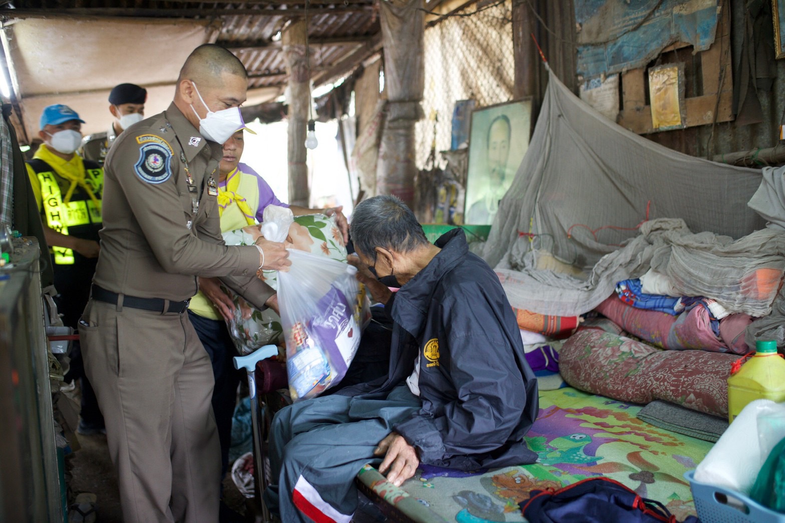 ตำรวจทางหลวงโคราช มอบผ้าห่มไออุ่นสู้ภัยหนาว ให้ผู้ป่วยติดเตียง-ผู้สูงอายุ 