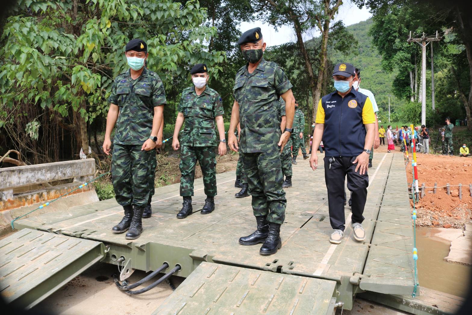 ทหารช่างทำสะพานชั่วคราวให้ชาวบ้านข้าม หลังน้ำป่าซัดคอสะพานขาด
