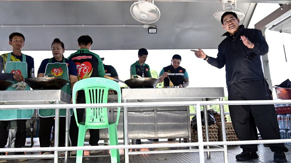 “รองนายกฯ ธรรมนัส” ตั้งครัวมูลนิธิส่งอาหารถึงชาวหาดใหญ่–งดใช้เอกสารเยียวยา ให้ผู้นำชุมชนรับรองแทน