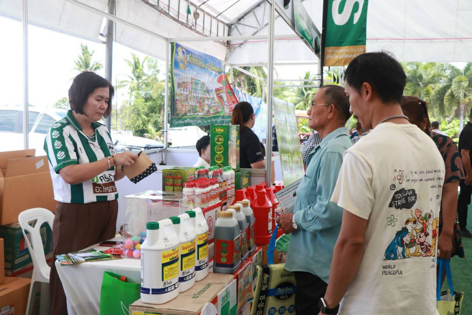 พาณิชย์สระแก้วจัด “ธงเขียวราคาประหยัดพลัส” ลดต้นทุนเกษตรกร ขนปุ๋ย-อุปกรณ์เกษตรราคาพิเศษ 