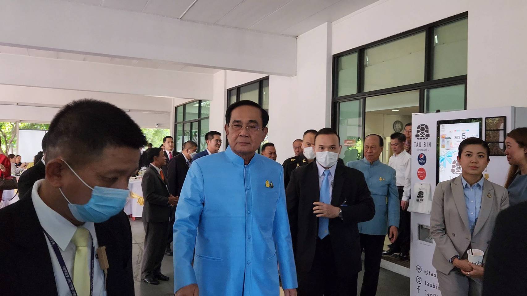 เบิร์ธเดย์ 78 ปี "บิ๊กป้อม" คึกคัก ! "บิ๊กตู่-บิ๊กป๊อก" เข้าป่ารอยต่อฯอวยพร "พี่ใหญ่" ก่อน "3ป." ปิดห้องคุย "อนุทิน" นำภท.มอบดอกไม้