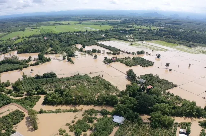 มวลน้ำทะลัก "พิจิตร" ทำพนังกั้นน้ำพัง ไหลท่วมบ้านและนาข้าวกว่า 300 ไร่