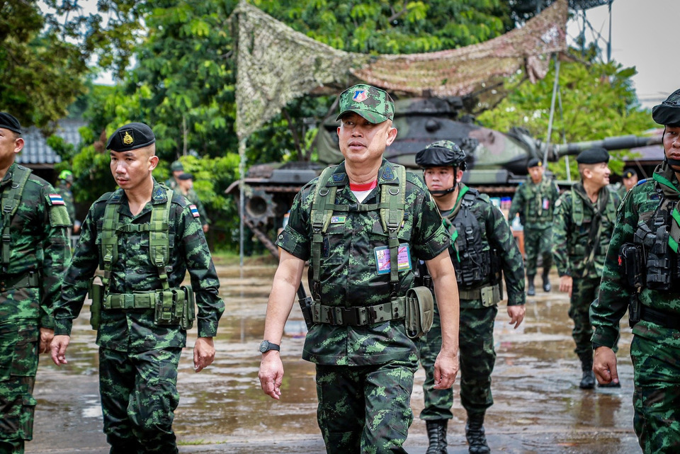 กกล.บูรพา ยึดพื้นที่ “บ้านไปรจัน” ตรงข้ามบ้านหนองหญ้าแก้วสำเร็จ เตรียมวางลวดหนามคุมแนวตามแผนยุทธศาสตร์