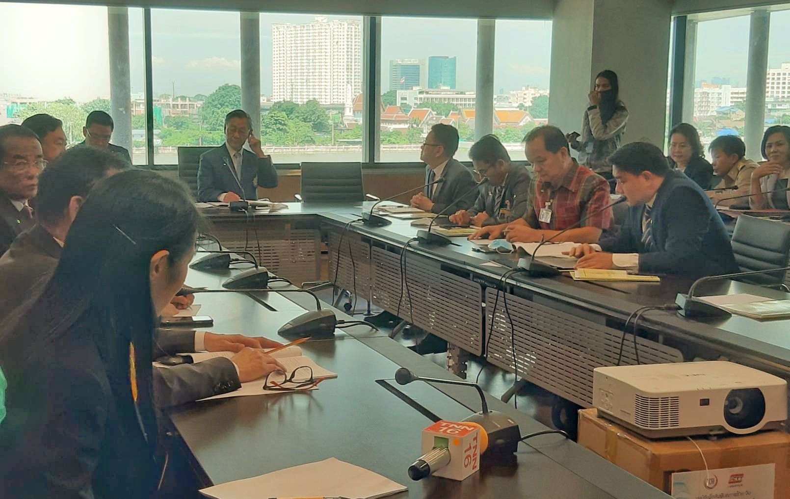 ถก 4 ฝ่ายหาทางออกประเทศ ฝ่ายค้านแบะท่าถอนยวงญัตติประชุมรัฐสภาวิสามัญเสี่ยง เตือนอภิปรายสถาบันต้องมีวุฒิภาวะ 