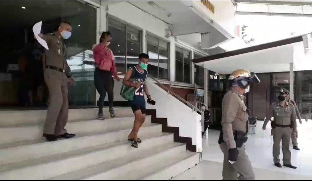 ตำรวจวังทองหลาง คุมตัวกลุ่มซาวน่าเกย์ จัดปาร์ตี้เย้ยโควิด-19 ส่งศาล