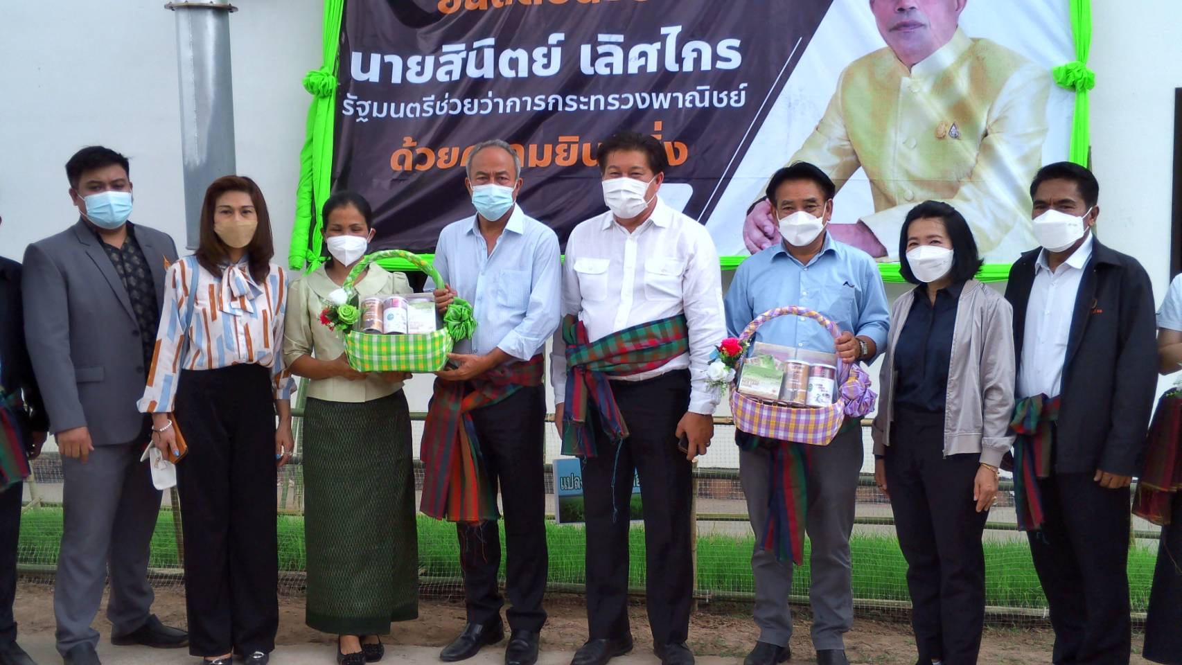 รมช.พาณิชย์ส่งเสริมการส่งออกชาใบข้าวหอมมะลิ  ในตลาดการค้าเสรีที่อำเภอสุวรรณภูมิ