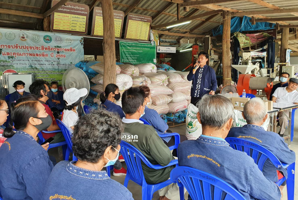 กรมการข้าว เยี่ยมชมวิถีเกษตรกรศูนย์ข้าวชุมชนต.ท่ามะขาม ใช้เทคโนฯ ผลิตข้าวประณีตเหมาะสมกับพื้นที่ 