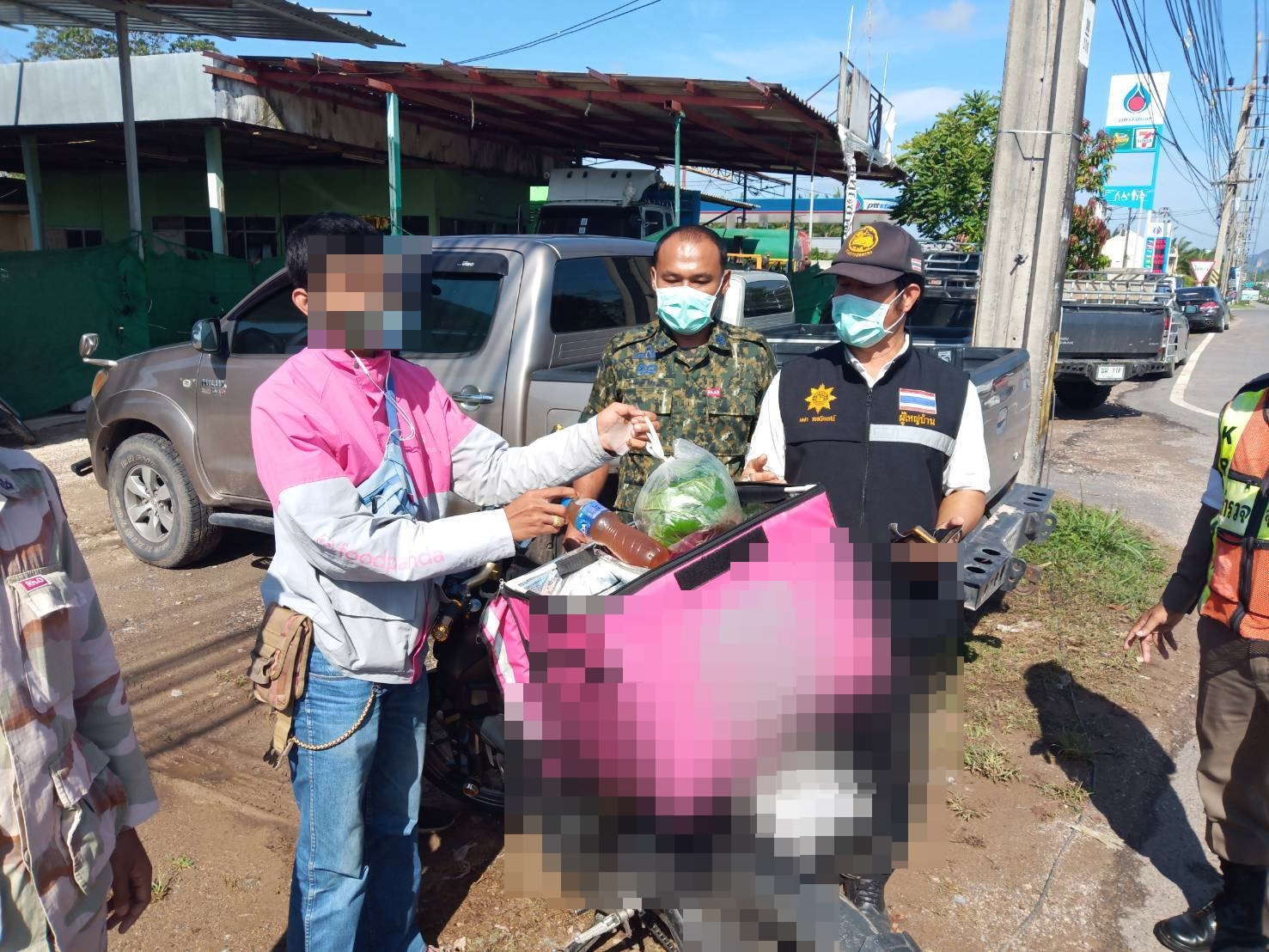 จนท.ด่านตรวจคัดกรอง จับพนักงานส่งอาหารเดลิเวอรี่  2 ราย ซุกน้ำกระท่อม และกัญชาอัดแท่ง