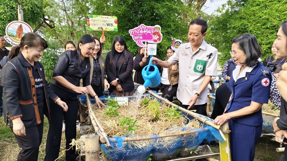 ผู้ว่าฯ ศรีสะเกษ เปิดกิจกรรม “ผู้นำทำก่อน” บ้านนี้มีรัก ปลูกผักกินเอง ตามแนวพระราชดำริ
