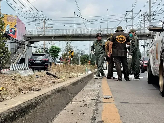 หนุ่มขับกระบะบรรทุกผลไม้ชนหญิงชราข้ามถนนย่านคลองหนึ่งดับคาที่