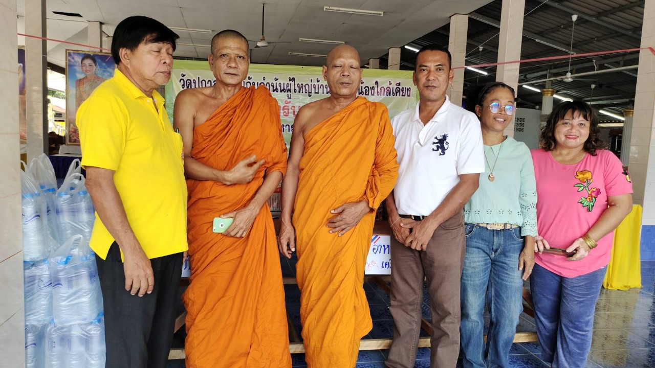 วัดปกาสัย ร่วมกัน ผู้นำท้องถิ่น ตักบาตรข้าวสารอาหารแห้งนำไปช่วยผู้ประสบภัยน้ำท่วมในพื้นที่จังหวัดนครศรีธรรมราช