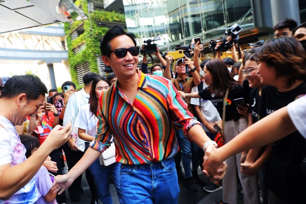"พิธา" สวมเสื้อสีรุ้ง ซ้อนวิน ร่วมงานบางกอกไพรด์ 2023 หนุน กทม.เจ้าภาพจัด "World Pride 2028"