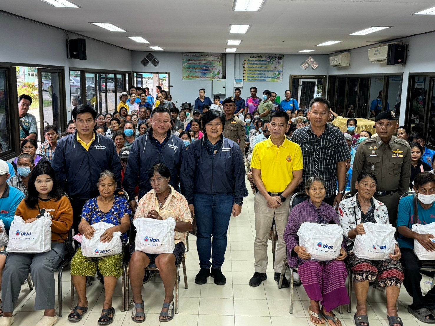 ปันน้ำใจ! ‘เสธหิ’ ที่ปรึกษา ‘พีระพันธุ์’ นำถุงยังชีพไปมอบให้กับชาว จ.นครสวรรค์ หลังเกิดอุทกภัยน้ำท่วม