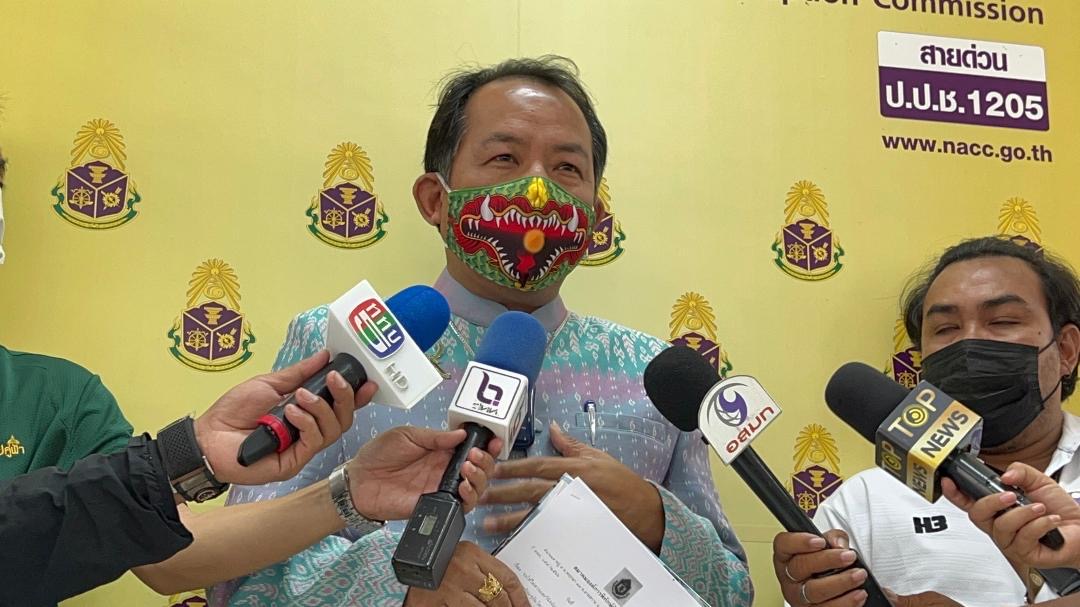 “ศรีสุวรรณ” บุกร้อง “ป.ป.ช.” สอบ 6 กกต. หนีดูงานต่างประเทศ ส่อผิดจริยธรรมร้ายแรง