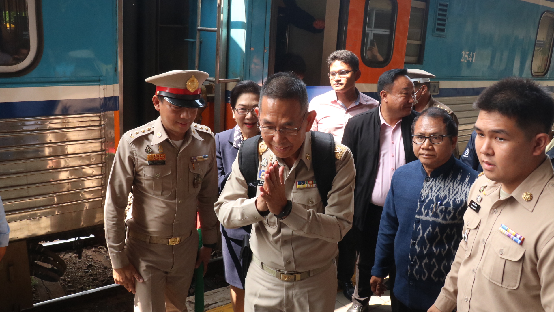 สุดว้าว ! โซเชียลแห่แชร์ ผู้ว่าโคราช อวยพรสงกรานต์ภาษาถิ่น