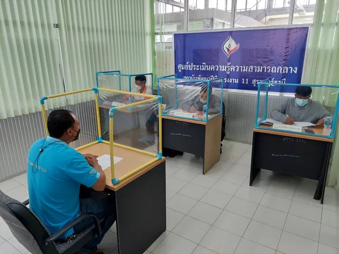 กำลังแรงงานในสถานประกอบกิจการและผู้ประกอบอาชีพอิสระในจังหวัดสุราษฎร์ จองคิวขอเข้ารับการประเมินความรู้ความสามารถอย่างหนาแน่น