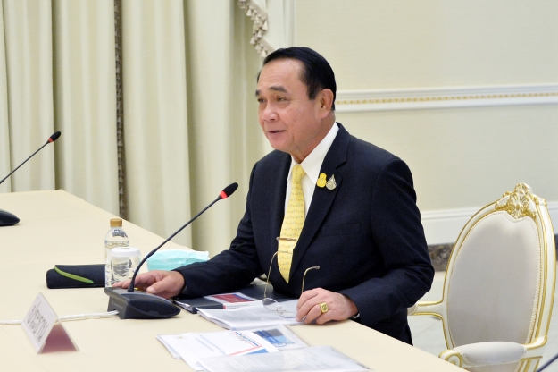 "บิ๊กตู่" บอกปวดท้อง หลังตอบคำถามสื่อช่วงแรก ก่อนถก "วิษณุ-ดอน-อนุพงษ์-เลขาสมช." เรื่องรมต.ใหม่